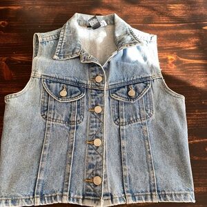 She said women’s XS denim vest with Harley Davidson Patch sewn on back